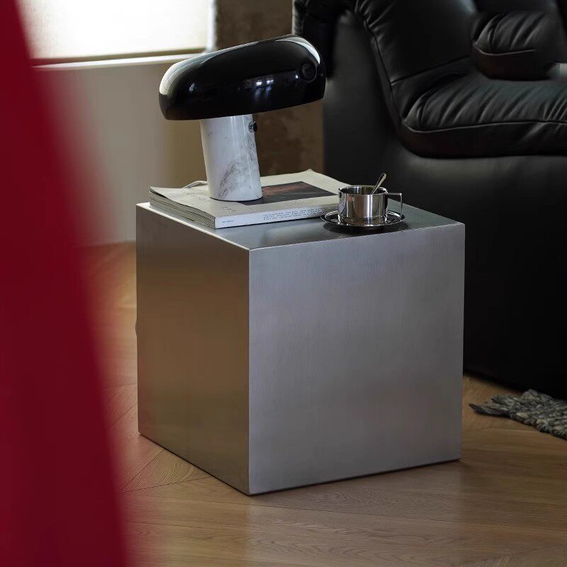 Stoliki boczne ze stali nierdz – Desk Setup Minimalist recenzja i cena